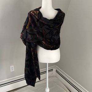 Velvet floral Wrap- Chico’s-reversible pattern.  20”ex 80” Black&deep purple hue
